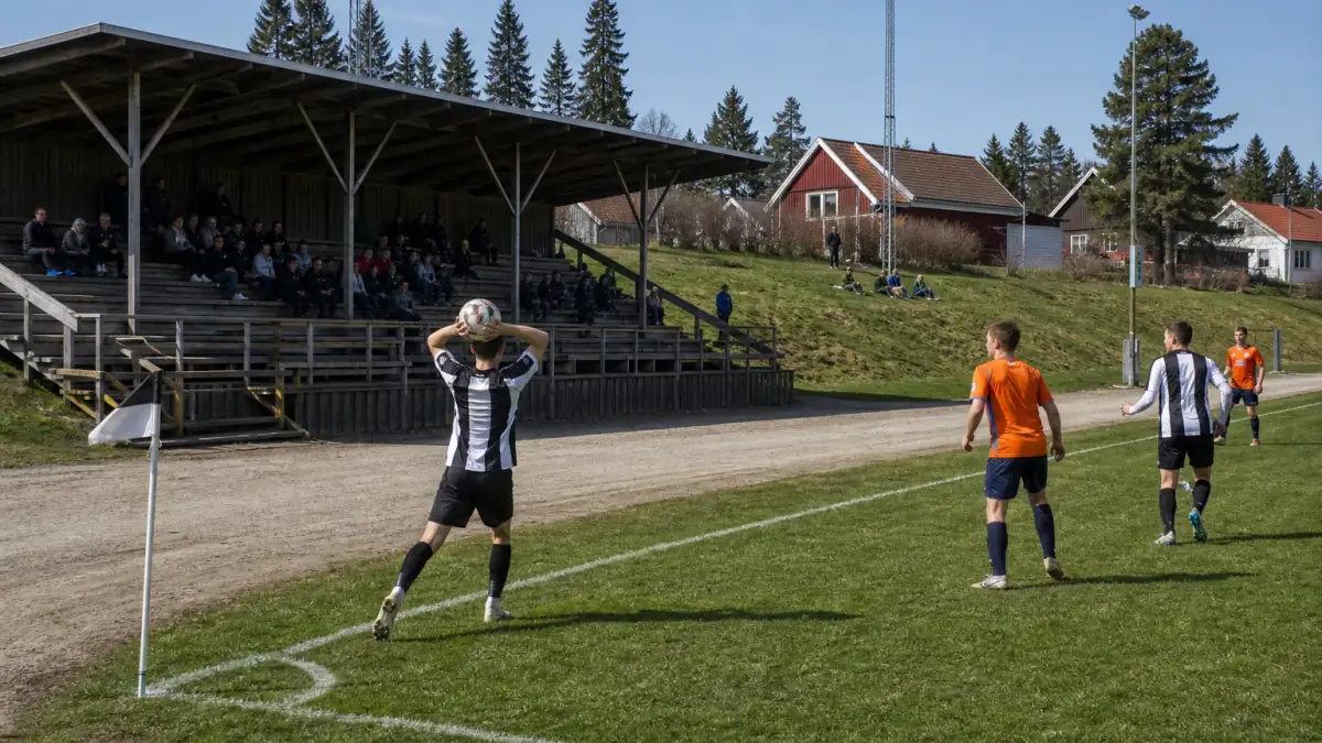 Ettan-fotboll på svensk arena
